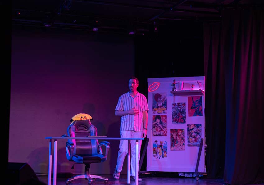 Un hombre en el escenario